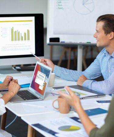 Quanto tempo demora para sair o AVCB em SP? Entenda os prazos, etapas e como acelerar a aprovação Conseguir o AVCB em São Paulo é uma exigência legal para empresas, indústrias, comércios e condomínios que precisam comprovar ao Corpo de Bombeiros que estão em conformidade com as normas de segurança contra incêndio. Mesmo sendo um documento obrigatório, grande parte dos responsáveis por edificações ainda tem dúvidas sobre o tempo que o processo leva, quais etapas realmente influenciam o prazo e como garantir uma aprovação mais rápida. Neste artigo, preparado pela Lima Coelho Engenharia, você vai entender de forma clara, técnica e atualizada quanto tempo demora para sair o AVCB em SP, como funciona o processo de análise e vistoria, quais fatores podem atrasar o resultado e o que fazer para que a sua empresa não enfrente reprovações, retrabalhos ou interrupções operacionais. O que é o AVCB e por que o prazo varia tanto em São Paulo O Auto de Vistoria do Corpo de Bombeiros (AVCB) é o documento que certifica que a edificação atende às exigências das Instruções Técnicas (ITs) vigentes no Estado de São Paulo. É ele que confirma que o empreendimento possui sistema de prevenção contra incêndio instalado e funcionando, com equipamentos adequados, dimensionamento correto e condições de abandono seguro em caso de emergência. O prazo para emissão do AVCB em SP não é fixo, pois depende diretamente de três fatores principais: Classificação de risco da edificação Complexidade e área construída Qualidade do projeto e execução do sistema de incêndio Além disso, há variações internas do próprio Corpo de Bombeiros, como demanda regional, tempo médio de atendimento e fila de análise. Portanto, ao tentar determinar quanto tempo o processo levará, é fundamental considerar todo o contexto técnico e os requisitos normativos. Quanto tempo demora, na prática, para sair o AVCB em SP Embora cada caso tenha suas particularidades, na prática, os prazos médios observados na maioria das solicitações são os seguintes: Análise do Projeto Técnico (PT) ou Projeto Técnico Simplificado (PTS) Tempo médio: entre 15 e 40 dias úteis A análise documental é uma das etapas que mais influencia o cronograma. Projetos complexos como indústrias, galpões e edificações com sistemas automáticos podem exigir reanálises, o que amplia o prazo. Correções exigidas pelo Corpo de Bombeiros Tempo variável: 5 a 20 dias úteis Se o projeto apresentar divergências, ausência de documentos, incompatibilidades normativas ou falhas técnicas, o Corpo de Bombeiros emitirá um pedido de complementação. Isso prolonga o processo. Quanto mais bem elaborado for o projeto, menor a chance de retrabalho. Execução e adequação do sistema de combate a incêndio Tempo médio: 5 a 60 dias Essa etapa depende do responsável pela obra, da disponibilidade dos materiais e da complexidade da instalação (hidrantes, sprinklers, detecção, iluminação de emergência e sinalização). Em prédios grandes, galpões e condomínios industriais, essa fase pode chegar a meses se não houver planejamento. Agendamento da vistoria Tempo médio: 10 a 30 dias Após finalizar as instalações, a empresa solicita a vistoria. Em regiões com grande demanda, como a capital paulista e cidades metropolitanas, o agendamento pode levar um pouco mais de tempo. Resultado da vistoria Prazo: 5 a 10 dias Após a visita técnica, o Corpo de Bombeiros libera o parecer, indicando aprovação, reprovação ou necessidade de nova vistoria. Tempo total médio para liberação do AVCB Somando todas as etapas, a média observada é: Edificações simples: 45 a 90 dias Empresas de médio porte: 60 a 120 dias Indústrias e locais de alto risco: 90 a 180 dias Com acompanhamento técnico adequado, esses prazos podem cair drasticamente. Em muitos casos atendidos pela Lima Coelho Engenharia, o AVCB é liberado em tempos inferiores à média porque as etapas são estruturadas de forma preventiva, evitando retrabalhos. Por que alguns AVCBs demoram mais que outros Mesmo com a mesma classificação e o mesmo município, duas empresas podem ter prazos completamente diferentes. Isso acontece devido a vários fatores que interferem diretamente na aprovação: 1. Projeto mal elaborado ou incompleto É o principal motivo de atrasos. Erros comuns incluem: Falta de dimensionamento da reserva de incêndio Equipamentos fora do padrão NBR Documentação insuficiente Inconsistências entre o projeto e o memorial descritivo Ausência de ART Cada correção exige nova análise e reinicia contagem de prazos. 2. Instalações que não seguem as normas Mesmo um projeto impecável não garante aprovação se a execução não acompanhar o nível técnico. Instalações inadequadas como tubulações erradas, bombas subdimensionadas ou iluminação de emergência fora da norma são causas frequentes de reprovação. 3. Demanda elevada em unidades do Corpo de Bombeiros Na capital e em cidades de grande porte, a fila para análise e vistoria pode ser maior devido ao volume de solicitações. 4. Alterações no uso da edificação anterior à vistoria Muitas empresas fazem mudanças estruturais ou operacionais sem atualizar o projeto, o que automaticamente força um reprocessamento. 5. Ausência de responsável técnico O AVCB exige acompanhamento integral de um engenheiro habilitado. Quando a empresa tenta fazer o processo sem assessoria, aumentam as chances de erros, atrasos e indeferimentos. Como acelerar a liberação do AVCB em SP A Lima Coelho Engenharia atua diariamente com regularização de empresas junto ao Corpo de Bombeiros, o que permite orientar com precisão quais ações reduzem o tempo de aprovação. As principais são: Elaborar um projeto técnico impecável Um projeto bem calculado, detalhado e adequado às NBRs (13714, 10897, 9077, 12693, 14276) diminui drasticamente pedidos de correção. Fazer vistoria interna antes da vistoria oficial A pré-vistoria feita por engenheiros garante que os itens obrigatórios (hidrantes, extintores, sinalização, iluminação de emergência, pressurização, alarme etc.) estejam adequados. Não deixar documentos faltando Checklist essencial: ART de projeto e execução Projeto técnico completo Laudos e certificações exigidos Anotações complementares quando necessário Planta da edificação atualizada Antecipar o que causa reprovação Os itens que mais geram indeferimento em São Paulo são: Extintores vencidos ou fora do padrão Sinalização em desacordo com a IT Iluminação de emergência insuficiente Mangueiras sem teste hidrostático Reservatório de incêndio com capacidade incorreta Bombas de incêndio sem funcionamento automático Falhas em portas corta-fogo Corrigir preventivamente esses pontos evita reinício de prazos. Acompanhar o processo diariamente Alterações no andamento, pedidos de correção e atualizações precisam ser monitorados. Isso evita perda de prazo e atrasos desnecessários. Agendar a vistoria no momento ideal Agendar antes de finalizar todos os ajustes ou atrasar o pedido gera impactos significativos no tempo total. O que acontece após a aprovação do AVCB Com a aprovação, o Corpo de Bombeiros emite o documento com validade de 1 a 3 anos, dependendo do tipo de edificação. A empresa passa a estar regularizada conforme as normas de segurança contra incêndio do Estado de São Paulo. A Lima Coelho Engenharia sempre orienta que o responsável mantenha o sistema preventivo atualizado, pois qualquer mudança estrutural após a emissão pode comprometer a validade do documento. Quanto tempo demora para renovar o AVCB? É mais rápido? Muitas empresas acreditam que a renovação é mais simples, mas isso não é uma regra. O prazo de renovação depende do estado real das instalações e do tempo decorrido desde o último processo. Na prática: Renovação sem alterações estruturais: 30 a 60 dias Renovação com adequações: 60 a 120 dias É comum encontrar sistemas degradados ou sem manutenção adequada, o que exige novas adequações antes da vistoria. Por que contar com uma empresa especializada reduz o prazo pela metade O processo de AVCB envolve conhecimento de engenharia, leitura de normas técnicas, capacidade de dimensionamento e entendimento profundo das ITs do Corpo de Bombeiros. Quando tudo é feito de forma integrada, o tempo diminui e o risco de reprovação vai quase a zero. A Lima Coelho Engenharia atua com: Elaboração de projetos técnicos Ajustes e implantação do sistema de incêndio Emissão de ART Acompanhamento documental Pré-vistoria técnica Agendamento e acompanhamento da vistoria oficial Suporte pós-aprovação Essa integração é a responsável por entregar o AVCB no menor prazo possível, dentro das exigências legais. Conclusão O tempo para sair o AVCB em São Paulo varia conforme tipo de edificação, qualidade do projeto, execução do sistema e demanda do Corpo de Bombeiros. De maneira geral, o prazo total pode ficar entre 45 e 180 dias. Porém, com um projeto bem elaborado, com todas as normas atendidas e com acompanhamento técnico especializado, esse prazo pode cair pela metade. Para empresas que precisam operar com segurança, cumprir a legislação e evitar multas ou interdições, a melhor estratégia é antecipar etapas e contar com profissionais experientes no processo. Caso sua empresa precise de suporte completo para agilizar o AVCB, a Lima Coelho Engenharia oferece consultoria, projeto, execução e acompanhamento integral até a aprovação final.