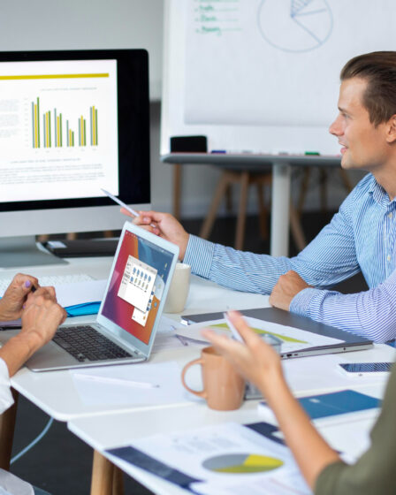 Quanto tempo demora para sair o AVCB em SP? Entenda os prazos, etapas e como acelerar a aprovação Conseguir o AVCB em São Paulo é uma exigência legal para empresas, indústrias, comércios e condomínios que precisam comprovar ao Corpo de Bombeiros que estão em conformidade com as normas de segurança contra incêndio. Mesmo sendo um documento obrigatório, grande parte dos responsáveis por edificações ainda tem dúvidas sobre o tempo que o processo leva, quais etapas realmente influenciam o prazo e como garantir uma aprovação mais rápida. Neste artigo, preparado pela Lima Coelho Engenharia, você vai entender de forma clara, técnica e atualizada quanto tempo demora para sair o AVCB em SP, como funciona o processo de análise e vistoria, quais fatores podem atrasar o resultado e o que fazer para que a sua empresa não enfrente reprovações, retrabalhos ou interrupções operacionais. O que é o AVCB e por que o prazo varia tanto em São Paulo O Auto de Vistoria do Corpo de Bombeiros (AVCB) é o documento que certifica que a edificação atende às exigências das Instruções Técnicas (ITs) vigentes no Estado de São Paulo. É ele que confirma que o empreendimento possui sistema de prevenção contra incêndio instalado e funcionando, com equipamentos adequados, dimensionamento correto e condições de abandono seguro em caso de emergência. O prazo para emissão do AVCB em SP não é fixo, pois depende diretamente de três fatores principais: Classificação de risco da edificação Complexidade e área construída Qualidade do projeto e execução do sistema de incêndio Além disso, há variações internas do próprio Corpo de Bombeiros, como demanda regional, tempo médio de atendimento e fila de análise. Portanto, ao tentar determinar quanto tempo o processo levará, é fundamental considerar todo o contexto técnico e os requisitos normativos. Quanto tempo demora, na prática, para sair o AVCB em SP Embora cada caso tenha suas particularidades, na prática, os prazos médios observados na maioria das solicitações são os seguintes: Análise do Projeto Técnico (PT) ou Projeto Técnico Simplificado (PTS) Tempo médio: entre 15 e 40 dias úteis A análise documental é uma das etapas que mais influencia o cronograma. Projetos complexos como indústrias, galpões e edificações com sistemas automáticos podem exigir reanálises, o que amplia o prazo. Correções exigidas pelo Corpo de Bombeiros Tempo variável: 5 a 20 dias úteis Se o projeto apresentar divergências, ausência de documentos, incompatibilidades normativas ou falhas técnicas, o Corpo de Bombeiros emitirá um pedido de complementação. Isso prolonga o processo. Quanto mais bem elaborado for o projeto, menor a chance de retrabalho. Execução e adequação do sistema de combate a incêndio Tempo médio: 5 a 60 dias Essa etapa depende do responsável pela obra, da disponibilidade dos materiais e da complexidade da instalação (hidrantes, sprinklers, detecção, iluminação de emergência e sinalização). Em prédios grandes, galpões e condomínios industriais, essa fase pode chegar a meses se não houver planejamento. Agendamento da vistoria Tempo médio: 10 a 30 dias Após finalizar as instalações, a empresa solicita a vistoria. Em regiões com grande demanda, como a capital paulista e cidades metropolitanas, o agendamento pode levar um pouco mais de tempo. Resultado da vistoria Prazo: 5 a 10 dias Após a visita técnica, o Corpo de Bombeiros libera o parecer, indicando aprovação, reprovação ou necessidade de nova vistoria. Tempo total médio para liberação do AVCB Somando todas as etapas, a média observada é: Edificações simples: 45 a 90 dias Empresas de médio porte: 60 a 120 dias Indústrias e locais de alto risco: 90 a 180 dias Com acompanhamento técnico adequado, esses prazos podem cair drasticamente. Em muitos casos atendidos pela Lima Coelho Engenharia, o AVCB é liberado em tempos inferiores à média porque as etapas são estruturadas de forma preventiva, evitando retrabalhos. Por que alguns AVCBs demoram mais que outros Mesmo com a mesma classificação e o mesmo município, duas empresas podem ter prazos completamente diferentes. Isso acontece devido a vários fatores que interferem diretamente na aprovação: 1. Projeto mal elaborado ou incompleto É o principal motivo de atrasos. Erros comuns incluem: Falta de dimensionamento da reserva de incêndio Equipamentos fora do padrão NBR Documentação insuficiente Inconsistências entre o projeto e o memorial descritivo Ausência de ART Cada correção exige nova análise e reinicia contagem de prazos. 2. Instalações que não seguem as normas Mesmo um projeto impecável não garante aprovação se a execução não acompanhar o nível técnico. Instalações inadequadas como tubulações erradas, bombas subdimensionadas ou iluminação de emergência fora da norma são causas frequentes de reprovação. 3. Demanda elevada em unidades do Corpo de Bombeiros Na capital e em cidades de grande porte, a fila para análise e vistoria pode ser maior devido ao volume de solicitações. 4. Alterações no uso da edificação anterior à vistoria Muitas empresas fazem mudanças estruturais ou operacionais sem atualizar o projeto, o que automaticamente força um reprocessamento. 5. Ausência de responsável técnico O AVCB exige acompanhamento integral de um engenheiro habilitado. Quando a empresa tenta fazer o processo sem assessoria, aumentam as chances de erros, atrasos e indeferimentos. Como acelerar a liberação do AVCB em SP A Lima Coelho Engenharia atua diariamente com regularização de empresas junto ao Corpo de Bombeiros, o que permite orientar com precisão quais ações reduzem o tempo de aprovação. As principais são: Elaborar um projeto técnico impecável Um projeto bem calculado, detalhado e adequado às NBRs (13714, 10897, 9077, 12693, 14276) diminui drasticamente pedidos de correção. Fazer vistoria interna antes da vistoria oficial A pré-vistoria feita por engenheiros garante que os itens obrigatórios (hidrantes, extintores, sinalização, iluminação de emergência, pressurização, alarme etc.) estejam adequados. Não deixar documentos faltando Checklist essencial: ART de projeto e execução Projeto técnico completo Laudos e certificações exigidos Anotações complementares quando necessário Planta da edificação atualizada Antecipar o que causa reprovação Os itens que mais geram indeferimento em São Paulo são: Extintores vencidos ou fora do padrão Sinalização em desacordo com a IT Iluminação de emergência insuficiente Mangueiras sem teste hidrostático Reservatório de incêndio com capacidade incorreta Bombas de incêndio sem funcionamento automático Falhas em portas corta-fogo Corrigir preventivamente esses pontos evita reinício de prazos. Acompanhar o processo diariamente Alterações no andamento, pedidos de correção e atualizações precisam ser monitorados. Isso evita perda de prazo e atrasos desnecessários. Agendar a vistoria no momento ideal Agendar antes de finalizar todos os ajustes ou atrasar o pedido gera impactos significativos no tempo total. O que acontece após a aprovação do AVCB Com a aprovação, o Corpo de Bombeiros emite o documento com validade de 1 a 3 anos, dependendo do tipo de edificação. A empresa passa a estar regularizada conforme as normas de segurança contra incêndio do Estado de São Paulo. A Lima Coelho Engenharia sempre orienta que o responsável mantenha o sistema preventivo atualizado, pois qualquer mudança estrutural após a emissão pode comprometer a validade do documento. Quanto tempo demora para renovar o AVCB? É mais rápido? Muitas empresas acreditam que a renovação é mais simples, mas isso não é uma regra. O prazo de renovação depende do estado real das instalações e do tempo decorrido desde o último processo. Na prática: Renovação sem alterações estruturais: 30 a 60 dias Renovação com adequações: 60 a 120 dias É comum encontrar sistemas degradados ou sem manutenção adequada, o que exige novas adequações antes da vistoria. Por que contar com uma empresa especializada reduz o prazo pela metade O processo de AVCB envolve conhecimento de engenharia, leitura de normas técnicas, capacidade de dimensionamento e entendimento profundo das ITs do Corpo de Bombeiros. Quando tudo é feito de forma integrada, o tempo diminui e o risco de reprovação vai quase a zero. A Lima Coelho Engenharia atua com: Elaboração de projetos técnicos Ajustes e implantação do sistema de incêndio Emissão de ART Acompanhamento documental Pré-vistoria técnica Agendamento e acompanhamento da vistoria oficial Suporte pós-aprovação Essa integração é a responsável por entregar o AVCB no menor prazo possível, dentro das exigências legais. Conclusão O tempo para sair o AVCB em São Paulo varia conforme tipo de edificação, qualidade do projeto, execução do sistema e demanda do Corpo de Bombeiros. De maneira geral, o prazo total pode ficar entre 45 e 180 dias. Porém, com um projeto bem elaborado, com todas as normas atendidas e com acompanhamento técnico especializado, esse prazo pode cair pela metade. Para empresas que precisam operar com segurança, cumprir a legislação e evitar multas ou interdições, a melhor estratégia é antecipar etapas e contar com profissionais experientes no processo. Caso sua empresa precise de suporte completo para agilizar o AVCB, a Lima Coelho Engenharia oferece consultoria, projeto, execução e acompanhamento integral até a aprovação final.